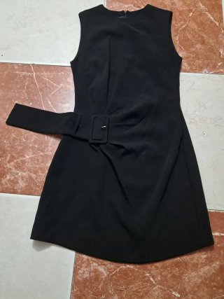 Vestido negro con cinturón
