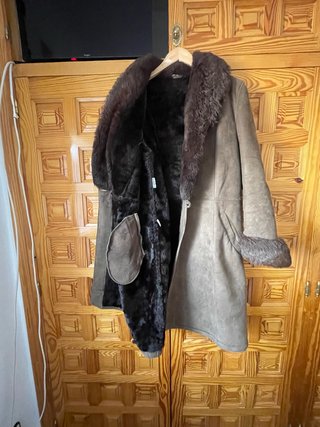 Abrigo de piel marrón y negro