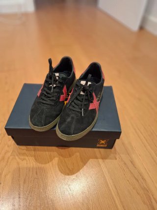 Zapatillas Munich Negras y Rojas