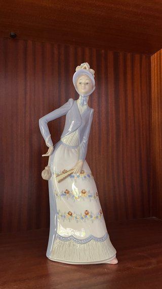 Figura de porcelana mujer con abanico
