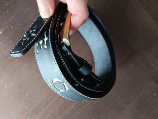 Cinturón de cuero con hebilla dorada 125cm