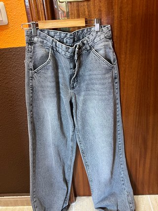 Vaqueros baggy grises estilo urbano