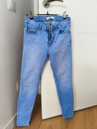 Pantalones vaqueros Springfield azul claro.