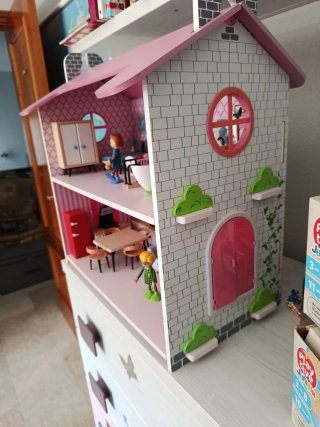 Casita de muñecas de madera