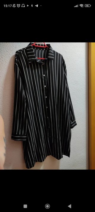 Camisa de rayas blancas y negras
