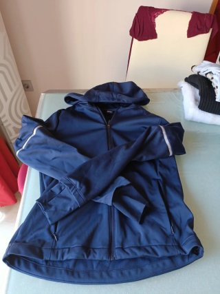 Chaqueta de chándal azul con capucha