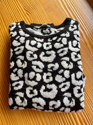 Jersey de punto animal print blanco y negro