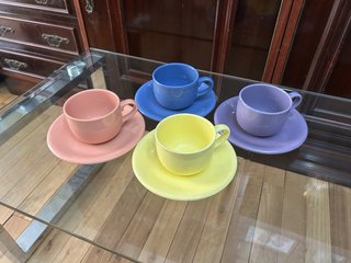 Set de 4 Tazas con Plato de Colores