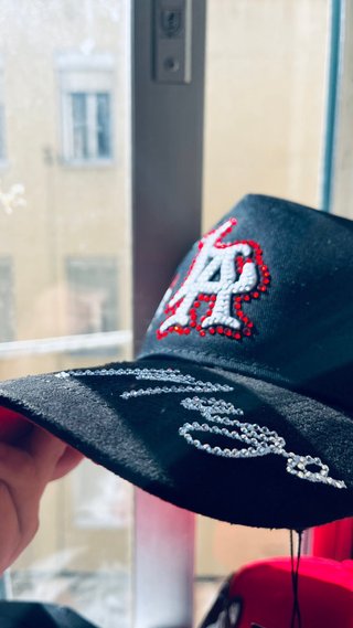 Gorra Negra con Detalles de Pedrería