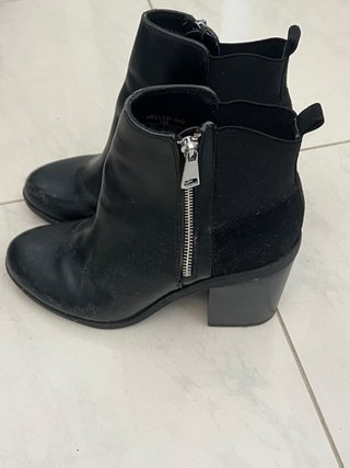 Botines Stradivarius negros con cremallera