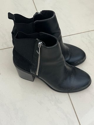 Botines Stradivarius negros con cremallera