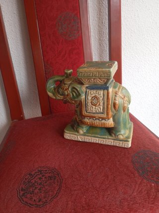 Figura de elefante de cerámica antigua