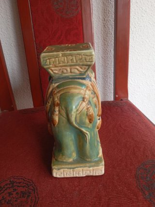 Figura de elefante de cerámica antigua
