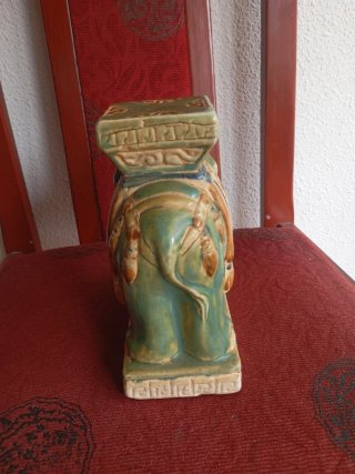 Figura de elefante de cerámica antigua