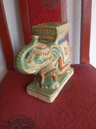 Figura de elefante de cerámica antigua