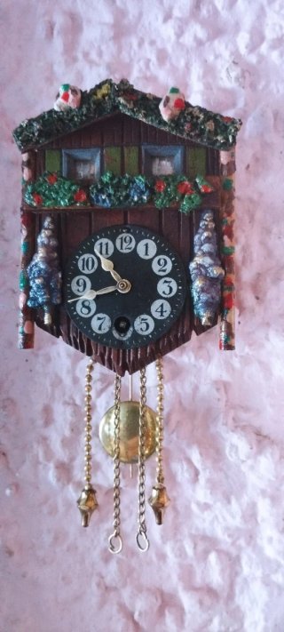 Reloj de pared antiguo tipo cuco