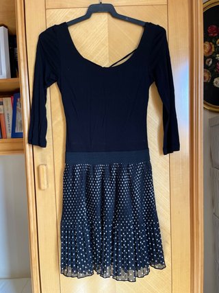 Vestido elegante con falda plisada