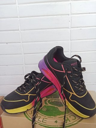 Zapatillas Skechers Negras y Rosa