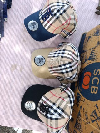 Gorra Burberry Beige azul y camel