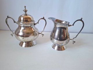 ANTIGUO AZUCARERO Y JARRITA DE METAL