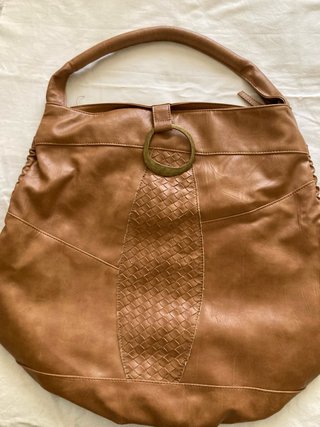 Bolso de hombro marrón
