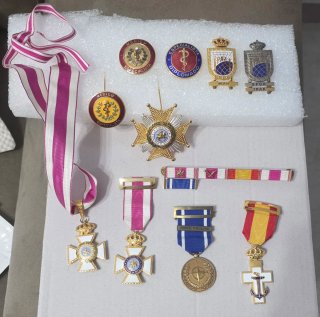 Lote de 11 Medallas e Insignias Militares