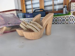 Tacones tipo zuecos con detalle trenzado español