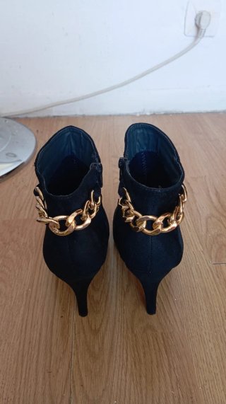 Botines de tacón negros con cadena