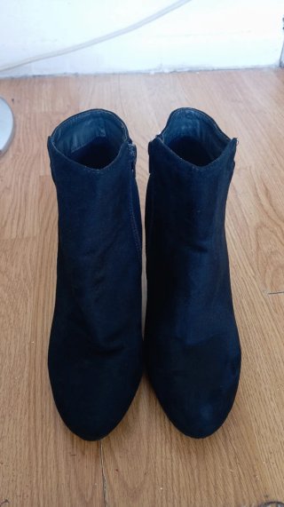 Botines de tacón negros con cadena