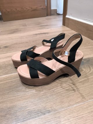 Sandalias cuña negras y beige