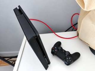 Console PS4 Slim nera