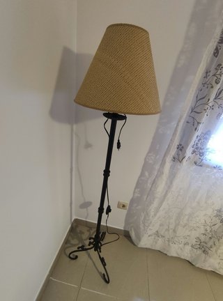 Lámpara de pie forja negra rústica
