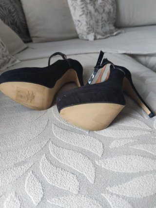 Zapatos de tacón negros con tira