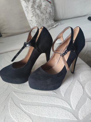 Zapatos de tacón negros con tira