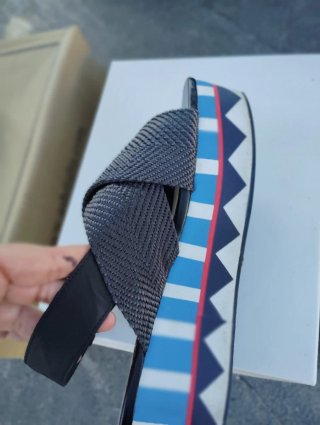 Sandalias con plataforma estampada