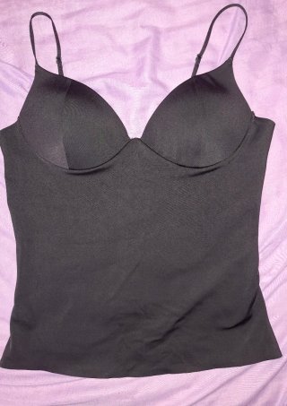 Top de tirantes negro de Zara.