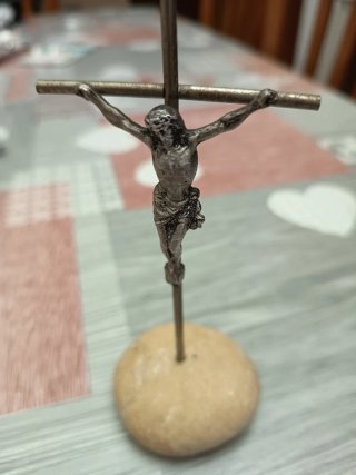 Crucifijo de Metal con Base de Piedra