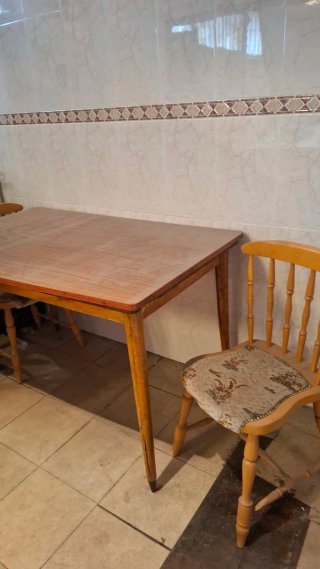 Conjunto de mesa y 4 sillas de madera