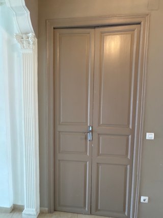 Puerta doble de madera grande