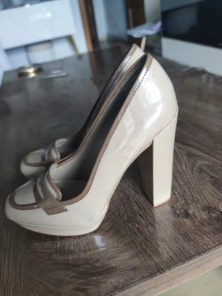 Zapatos de tacón beige y marrón