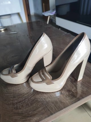 Zapatos de tacón beige y marrón