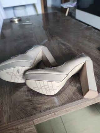 Zapatos de tacón beige y marrón