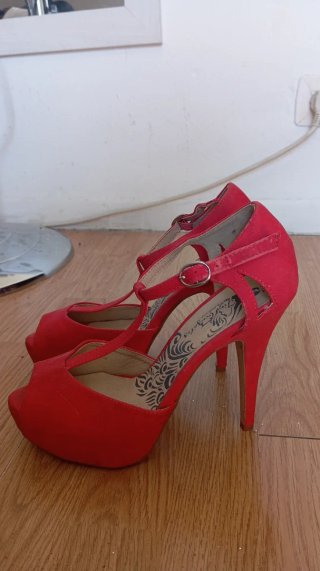 Tacones Rojos con Tira