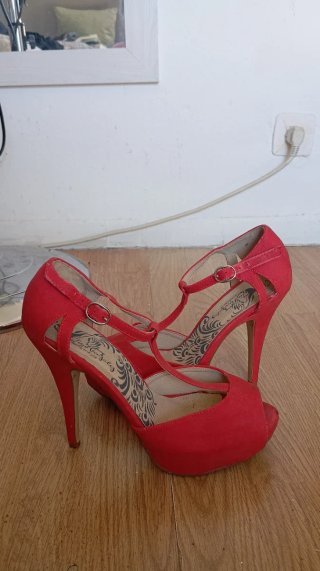Tacones Rojos con Tira