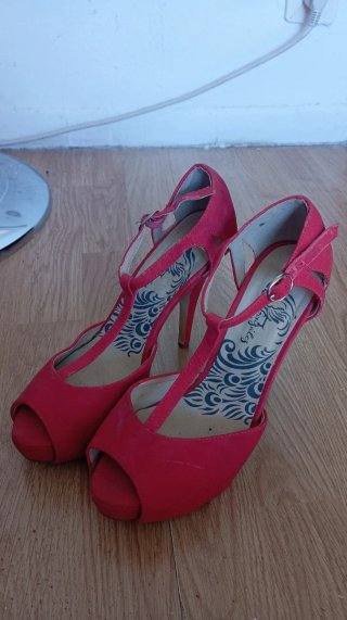 Tacones Rojos con Tira