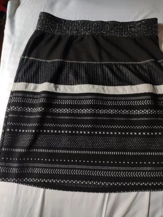 Falda negra con detalles plateados