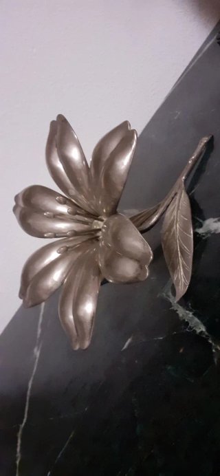 Flor Agudo. Cenicero antiguo de bronce plateado.