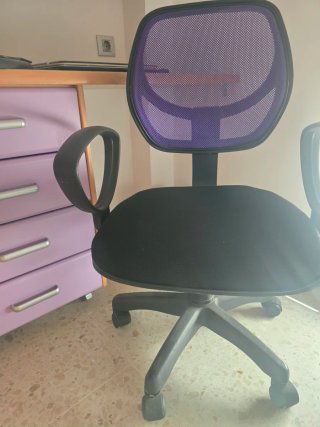 Silla de escritorio morada y negra