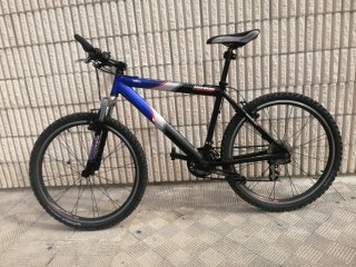 Bicicleta Montaña Negra y Azul