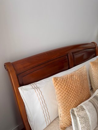 Cama con somier de madera maciza de cerezo francés